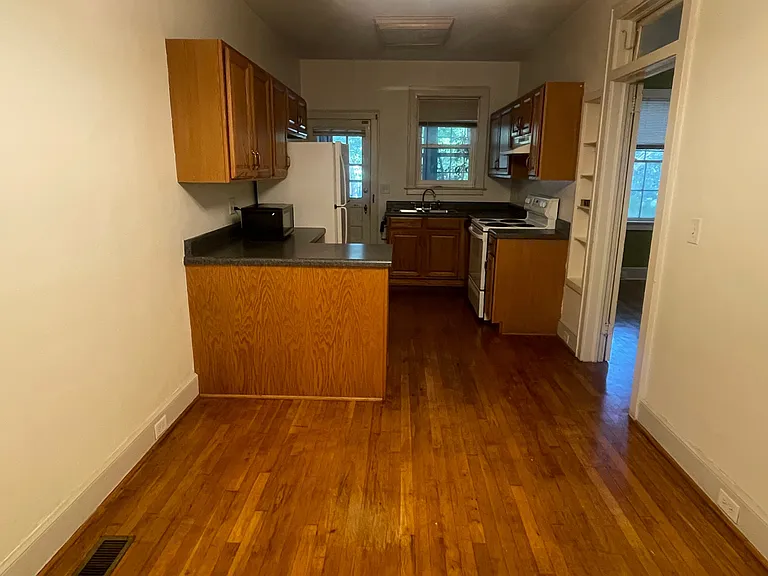 302 Harden St — Photo 3