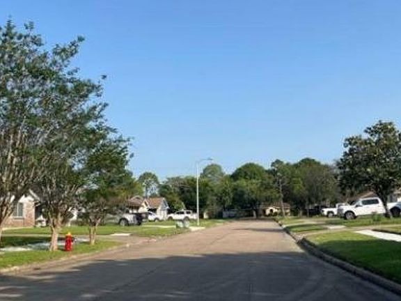 Exterior Neighborhood (street photo)