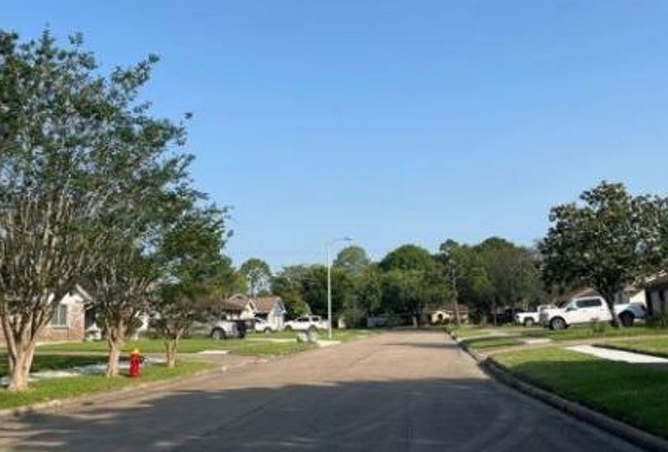 Exterior Neighborhood (street photo)