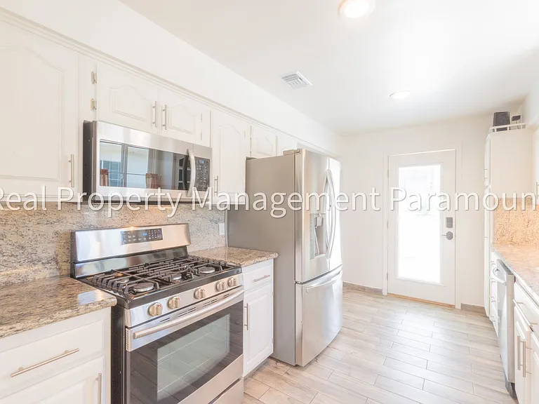 1867 S Redondo Blvd — Photo 36