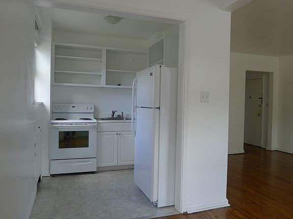 3rd image of 825 Iroquois St APT B2