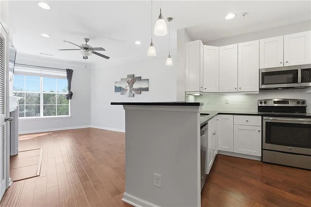 1 bed, 1.0 bath, 780 sqft, $1,690 — Photo 2