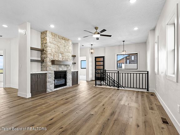 5th image of 1015 Iroquois Ave