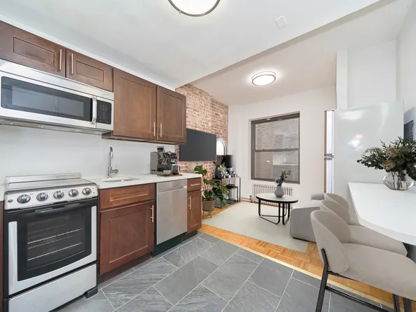 333 W 43rd St APT 2B, New York, NY 10036
