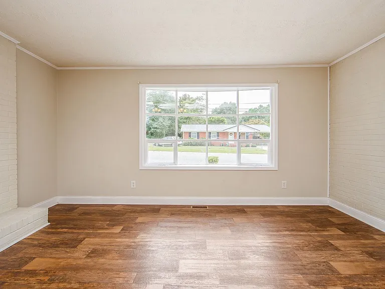 1203 Turnpike Rd — Photo 3