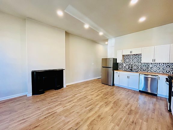 2nd image of 518 Camp St