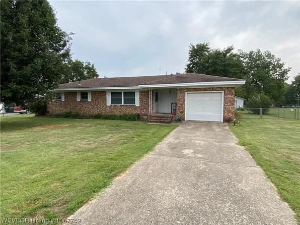 712 N 18th St, Ozark, AR 72949