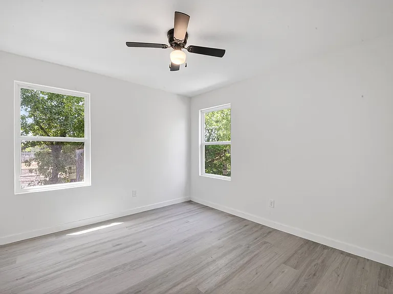 9009 Hilda St — Photo 13