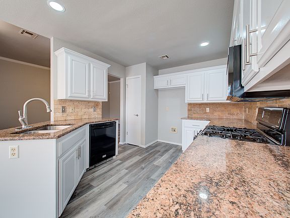 5th image of 916 NW 168th St