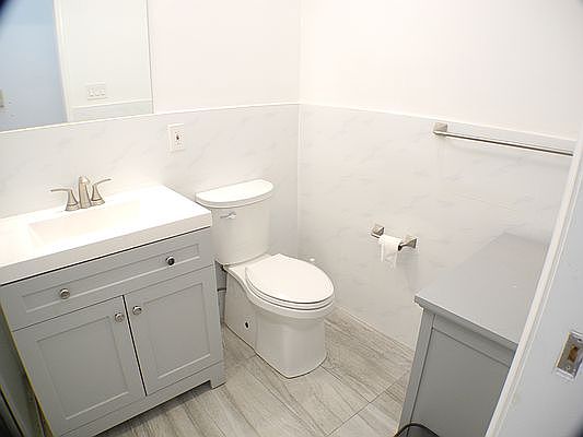 2nd image of 1207 Jackson Ave APT 1R