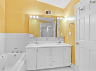 136 Panorama Dr, Edgewater, NJ 07020