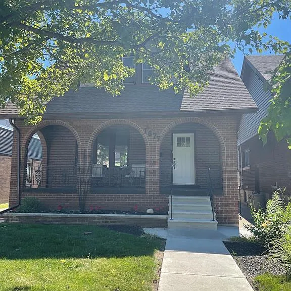 1677 Victoria Ave — Photo 1