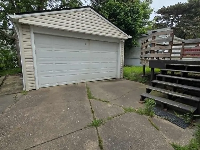 1657 Wyandotte Ave — Photo 26