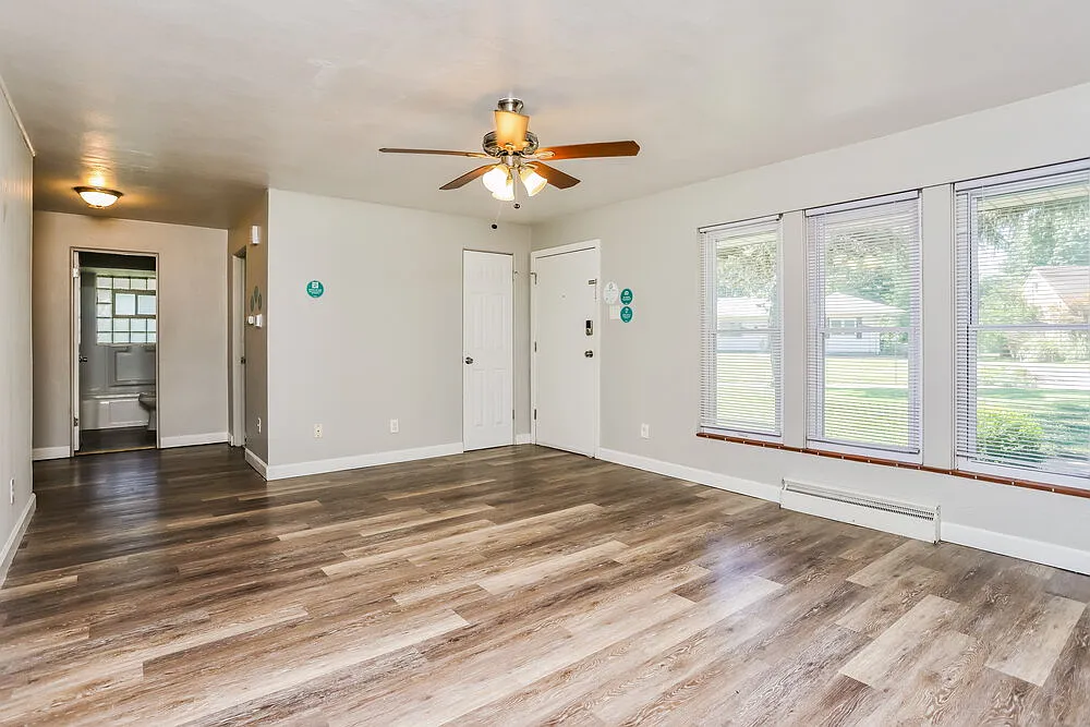 3 bed, 1.5 bath, 1337 sqft, $1,595 — Photo 3