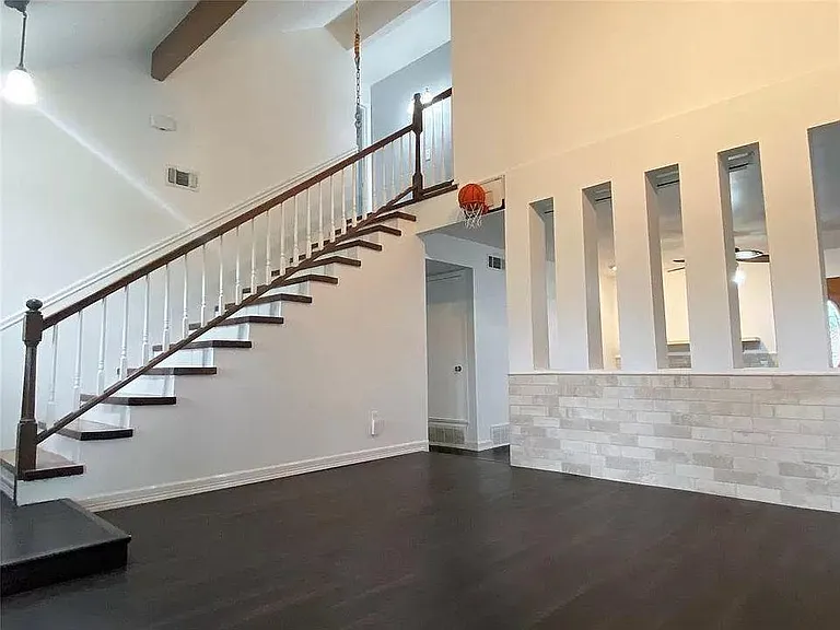 1316 Dunbarton Dr — Photo 2