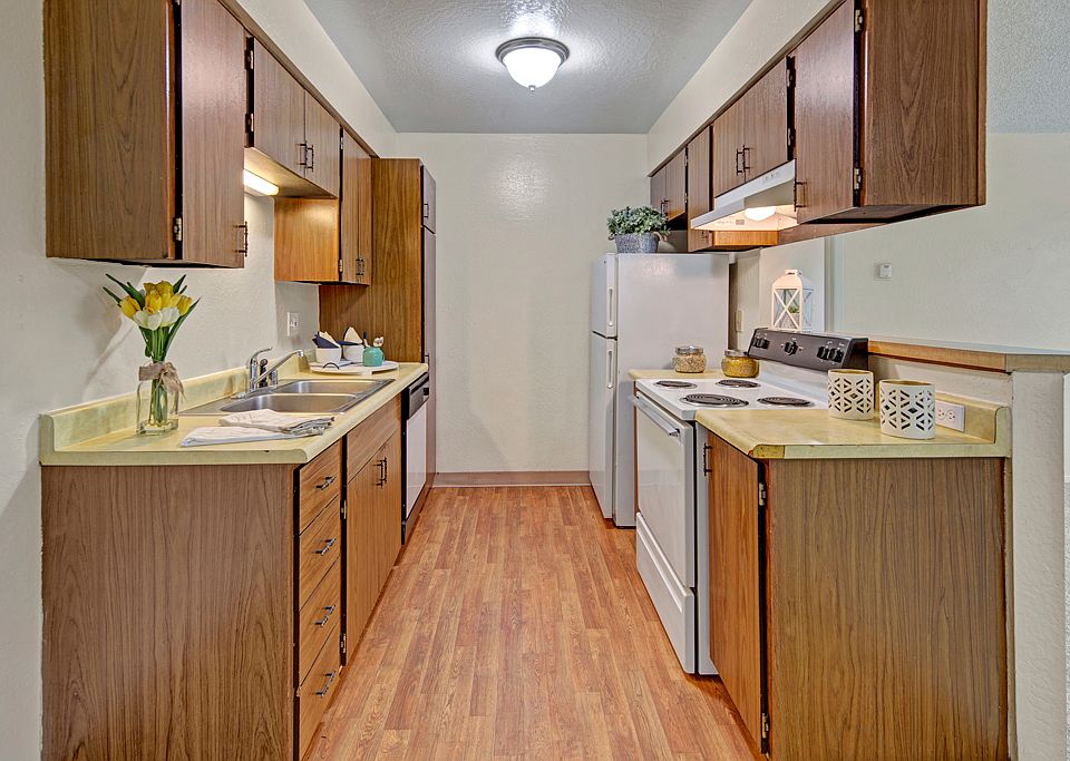 Rancho Tudor Apartments - Kitchen