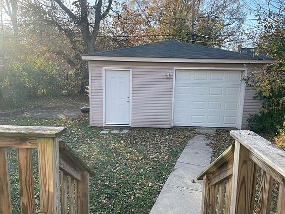 3rd image of 10030 S Yates Blvd #1