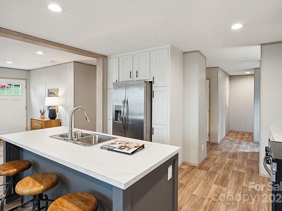2nd image of 2027 Kennedy Dr