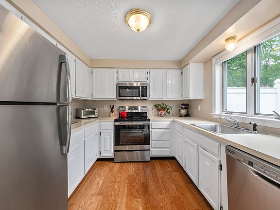 4th image of 4 Oakview Drive #4