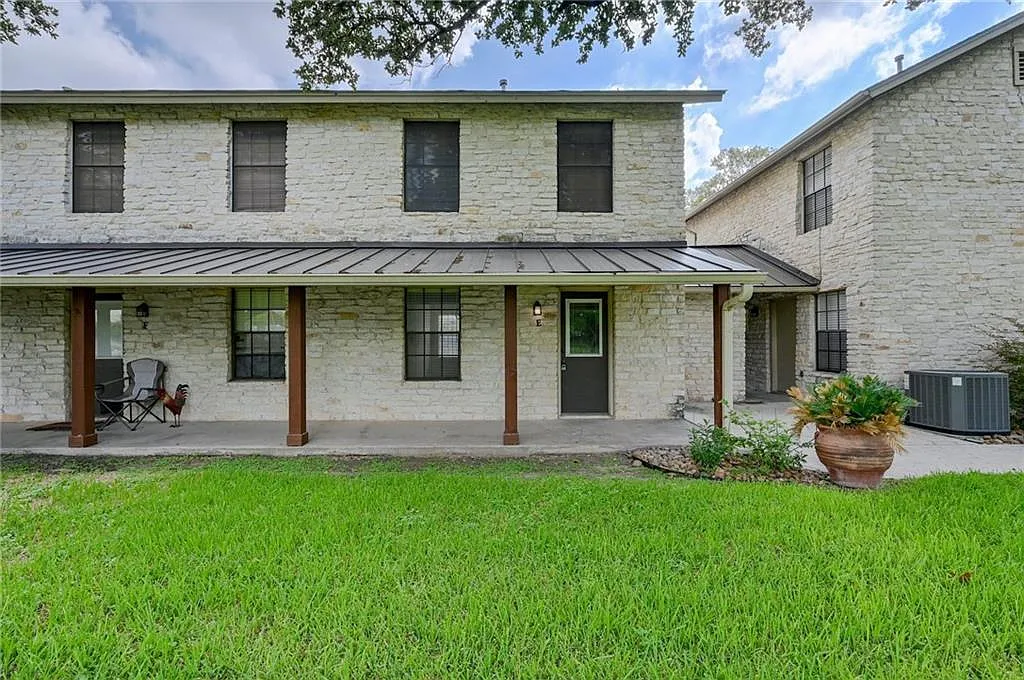 2 bed, 1.5 bath, 900 sqft, $1,300 — Photo 3