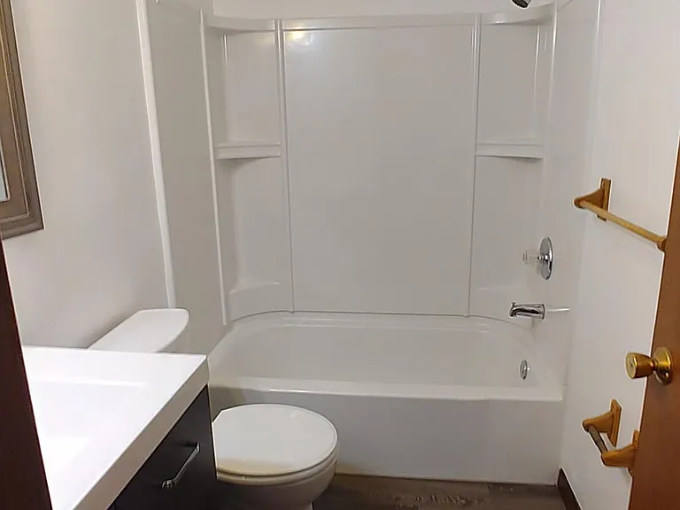 2nd-Flr Full Bathroom
