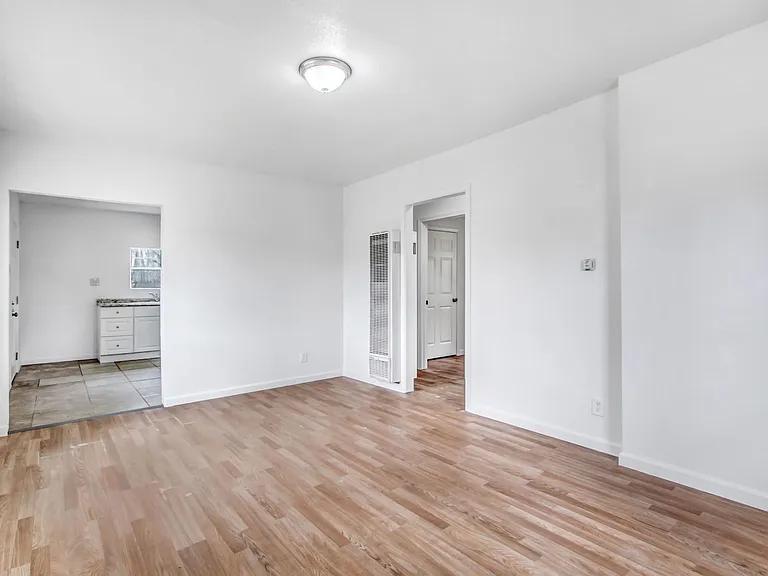 1659 W Nicolet St #A-B — Photo 2