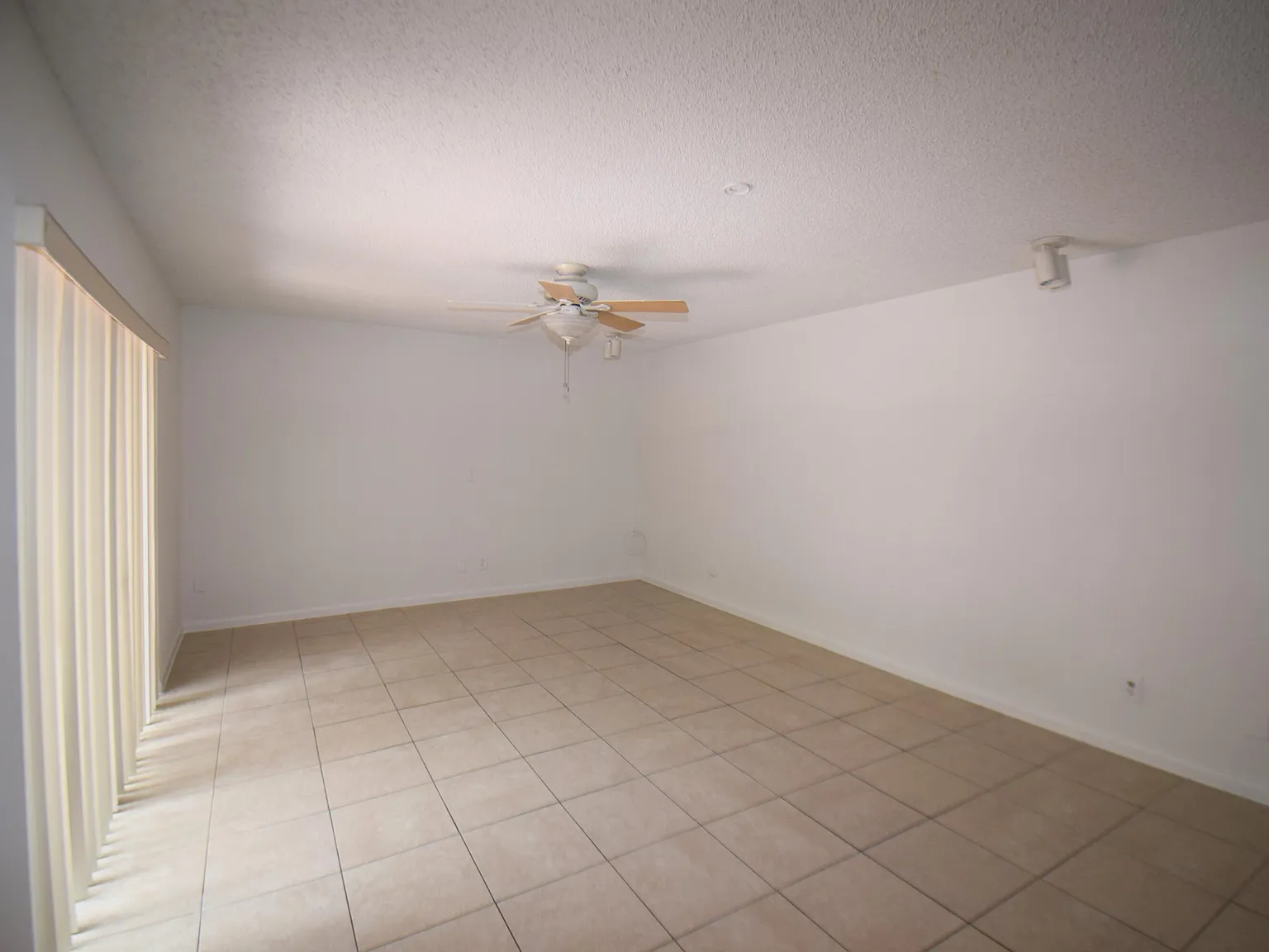 2 bed, 2.0 bath, 1302 sqft, $2,200 — Photo 3