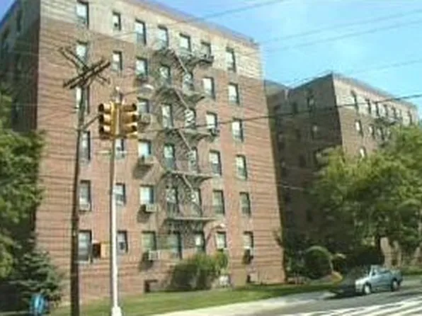 2209 Knapp Street image 1 of 7