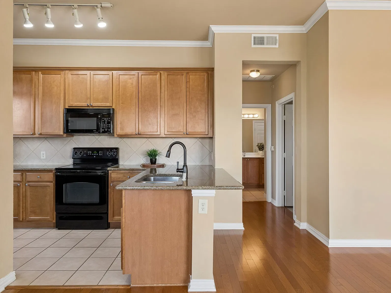 2 bed, 1193 sqft, $2,099 — Photo 4