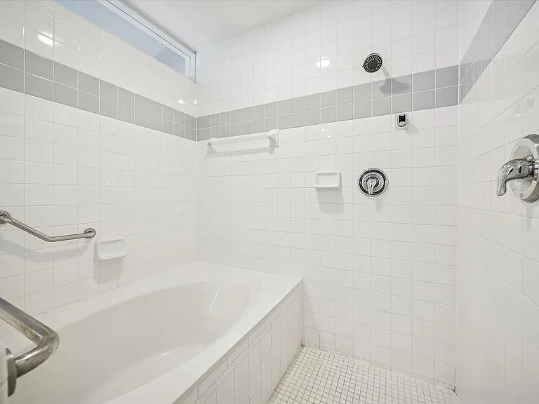 2508 Calumet St #E — Photo 14