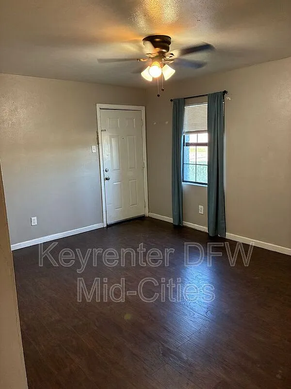 2 bed, 1.0 bath, 900 sqft, $1,050 — Photo 3