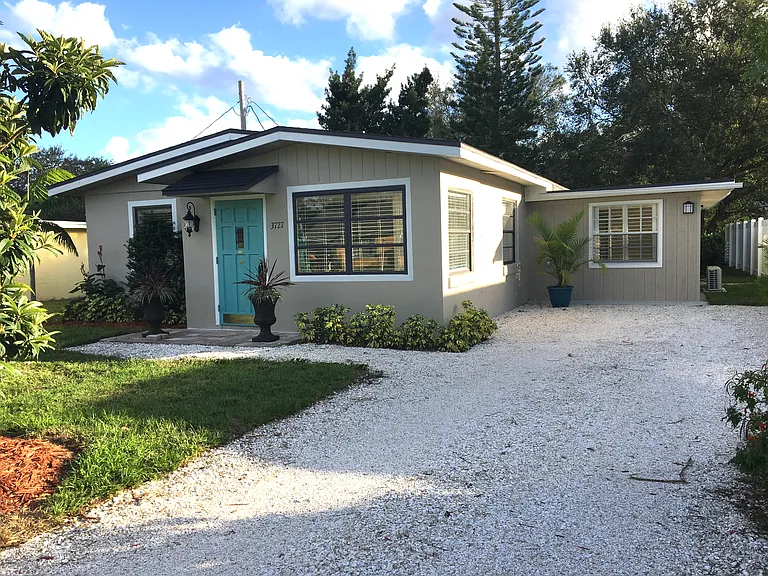 Newly painted, historic house named Grove Cottage. Conveniently located mid town close to everything. Located on a quiet street that is only one block long.