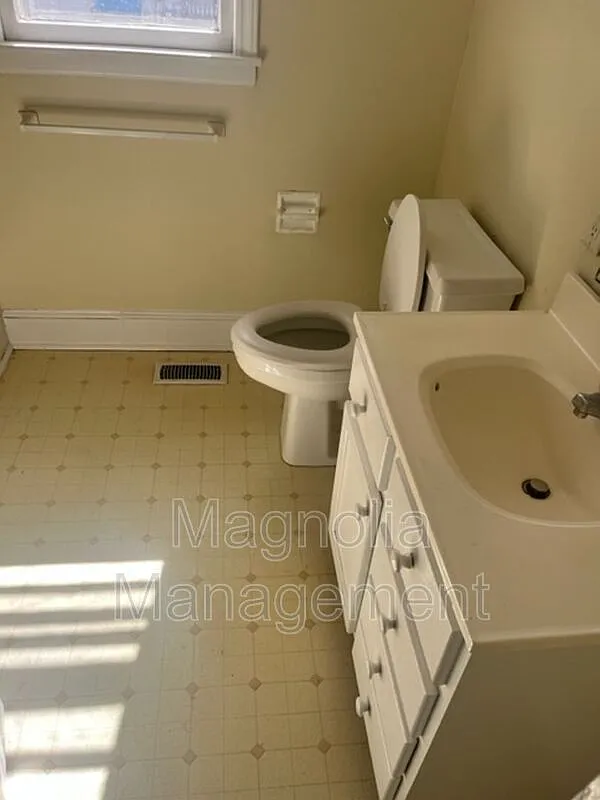 3 bed, 1.0 bath, $1,085 — Photo 3