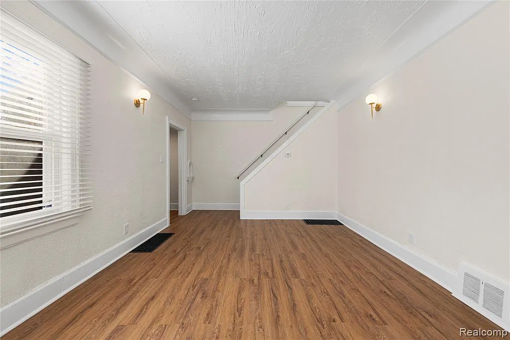 3 bed, 1.5 bath, 1319 sqft, $1,750 — Photo 4