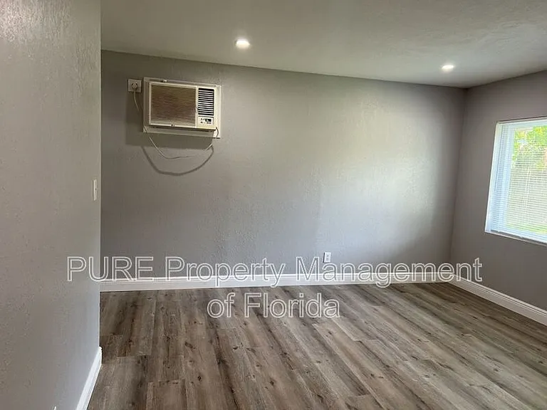 1135 NE 9th Ave — Photo 5
