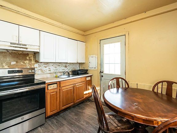 4th image of 8 Clover Ln