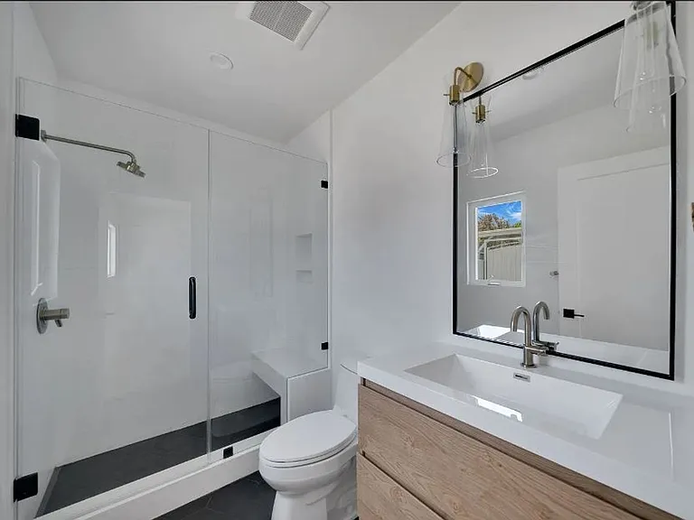 Stylish Santa Monica studio with w/d in unit, and private rear yard. — Photo 14