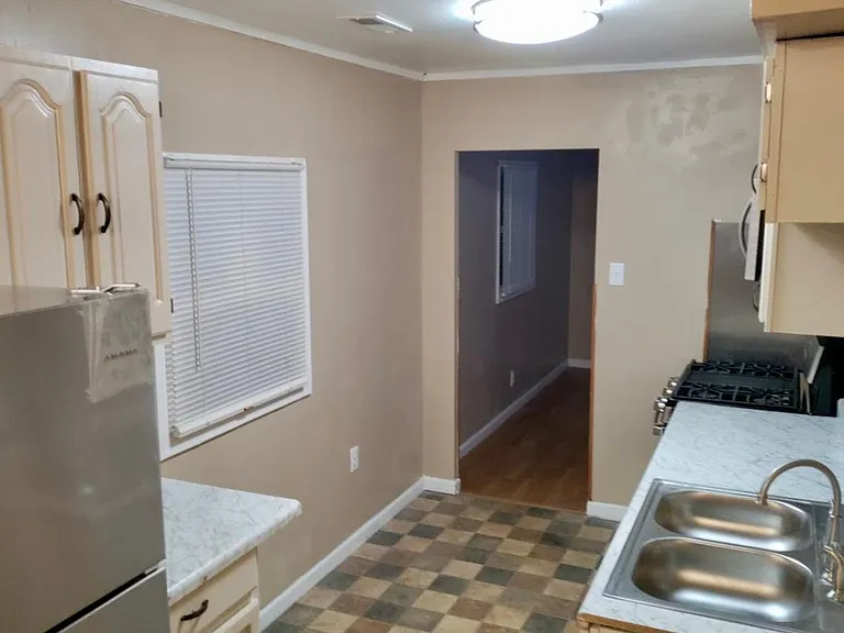 1329 E Main St — Photo 9