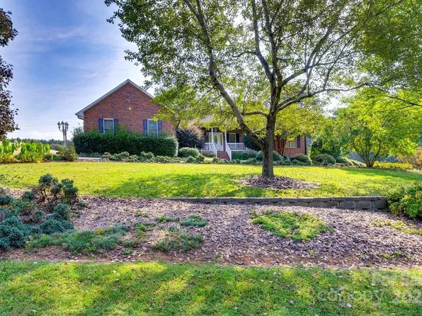 3132 Fox Den Cir, Iron Station, NC 28080