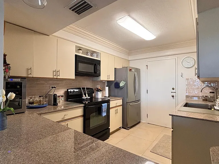 800 NE 195th St #605 — Photo 23