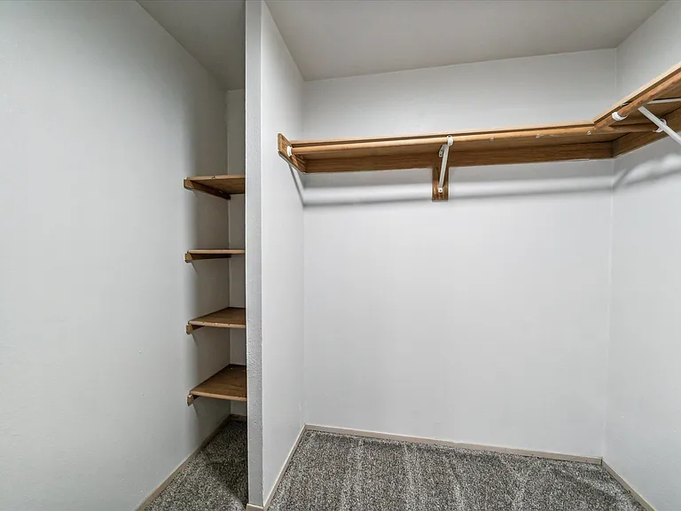 Oak Park Village Apartments — Photo 30