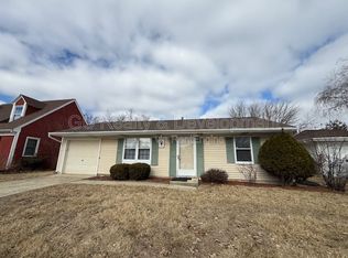 944 Shady Ln, Aurora, IL 60506