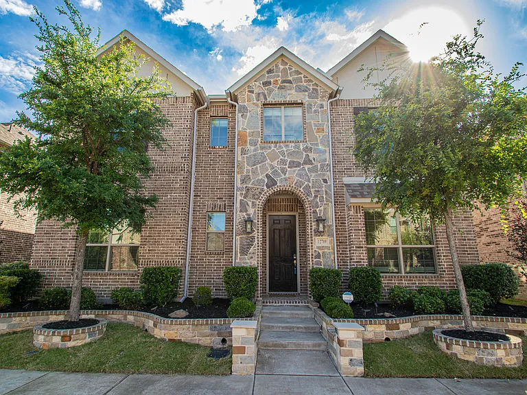 12709 Royal Oaks Ln — Photo 1