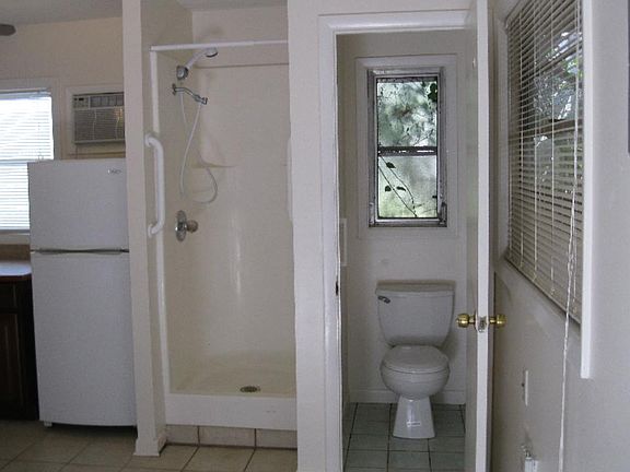 3rd image of 12 E Henry Ave