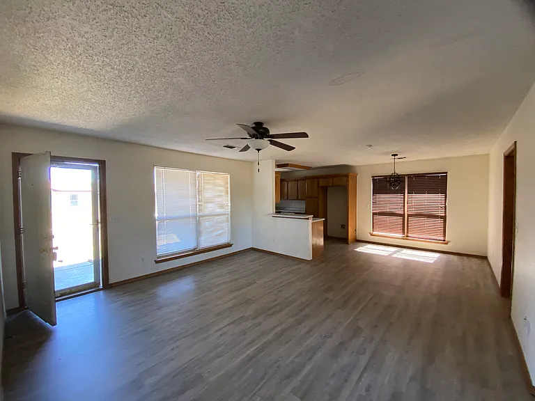 1109 Sterling Dr — Photo 3
