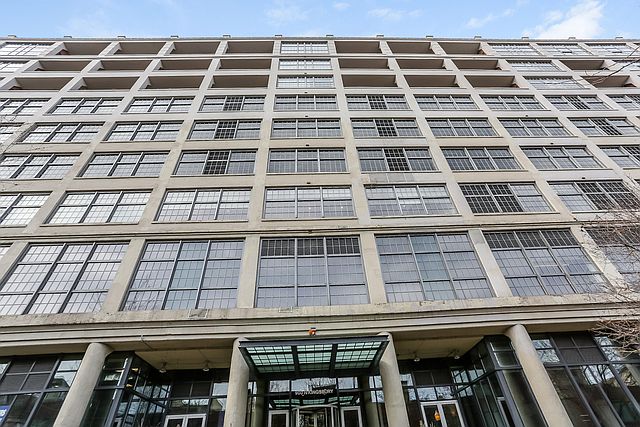 1st image of 900 N Kingsbury St APT 877