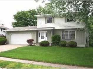 3115 Willow Dr, Bettendorf, IA 52722