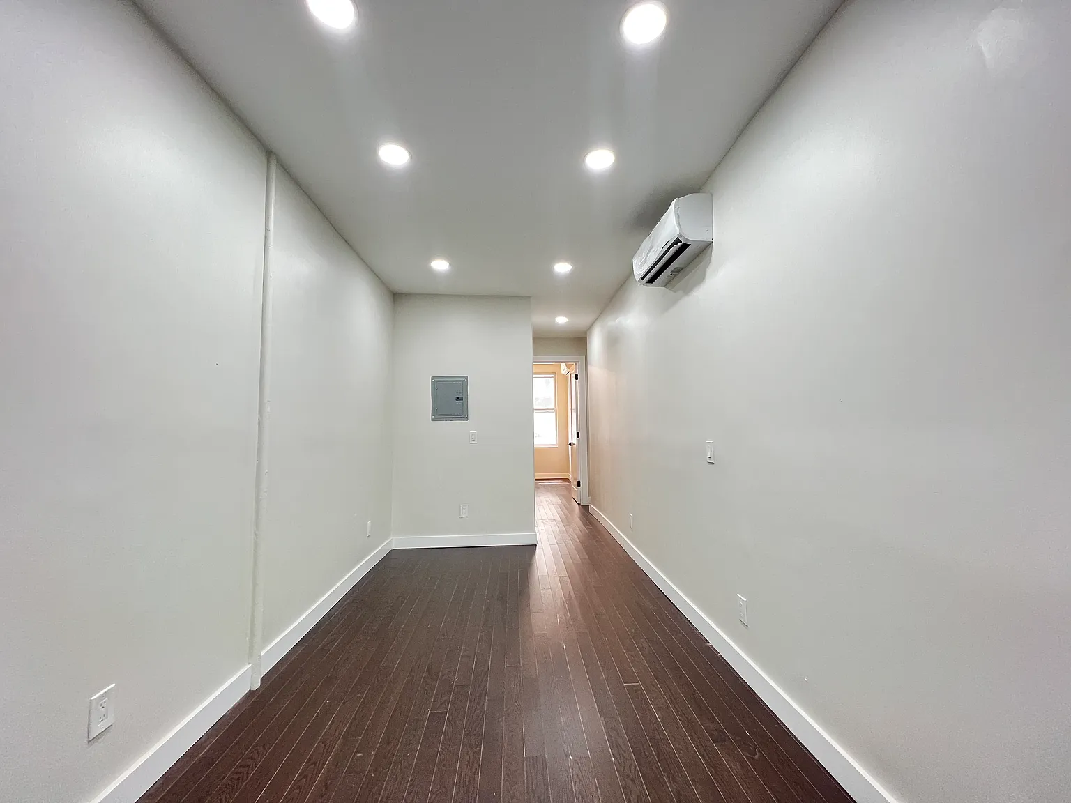 2 bed, 800 sqft, $2,200 — Photo 2