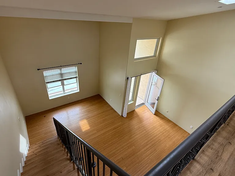 255 W 7th St #20 — Photo 14