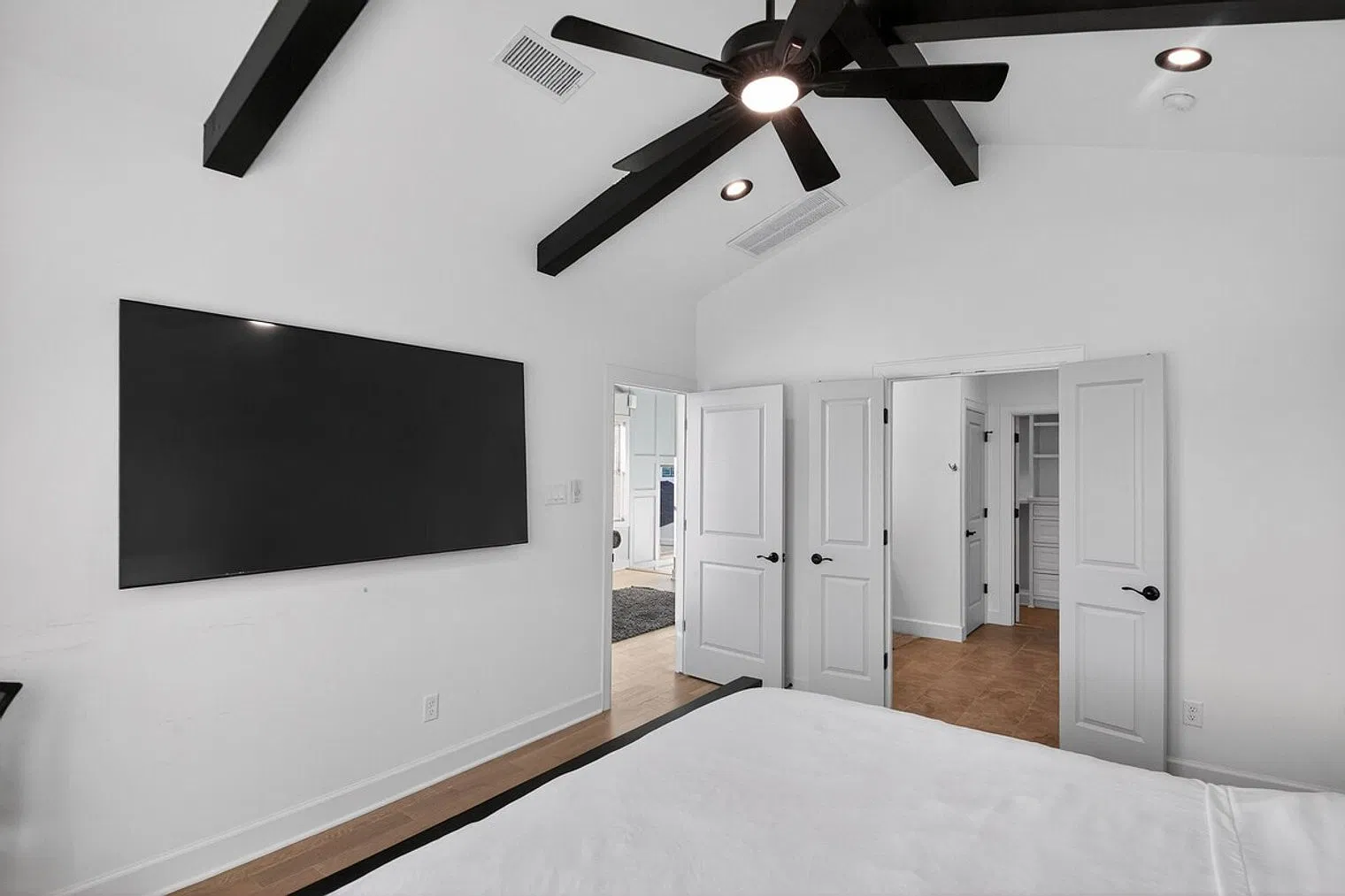 4 bed, 3.0 bath, $8,820 — Photo 4